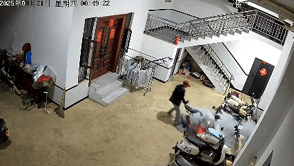 一楼起火堵死逃生路,2人被困阳台求救! 一楼起火堵死逃生路,2人被困阳台求救!