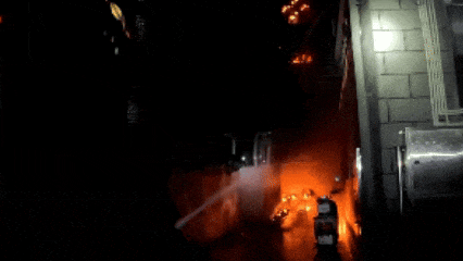 江西南昌一小区深夜突发火灾,16人被困,这个习惯太危险 江西南昌一小区深夜突发火灾,16人被困,这个习惯太危险