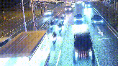 骑电动摩托车闯入高架道路 7人被处罚