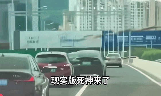 飞来横祸限高杆被撞飞，直插路过小汽车！网友：现实版"死神来了"…