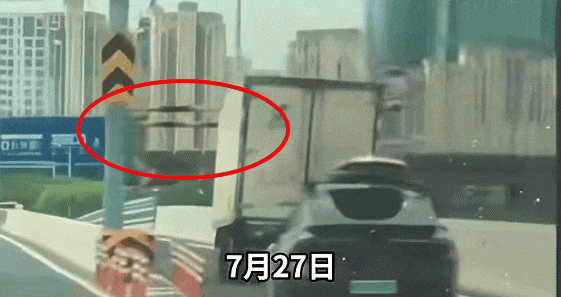 飞来横祸限高杆被撞飞，直插路过小汽车！网友：现实版"死神来了"…