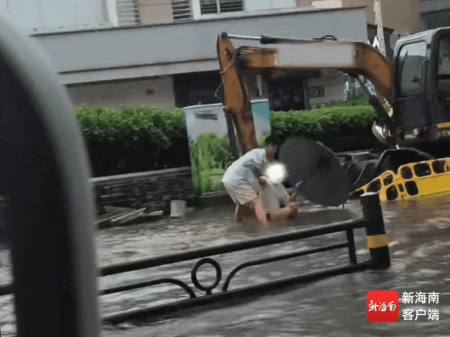 海口暴雨街头，这个“公主抱”又暖又帅！