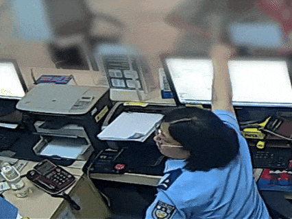 犯罪嫌疑人现身户籍大厅,两位女警出手了! 犯罪嫌疑人现身户籍大厅,两位女警出手了!