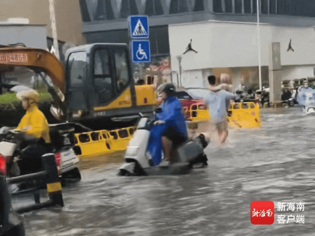 海口暴雨街头，这个“公主抱”又暖又帅！