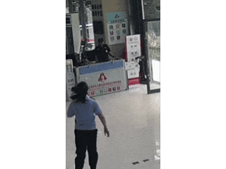 犯罪嫌疑人现身户籍大厅,两位女警出手了! 犯罪嫌疑人现身户籍大厅,两位女警出手了!