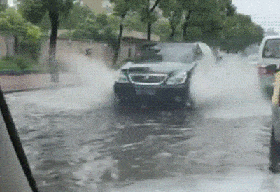 下雨天在路边被溅了一身,深圳一市民举报,涉事车主道歉!交警:罚! 下雨天在路边被溅了一身,深圳一市民举报,涉事车主道歉!交警:罚!