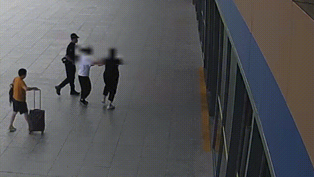 24岁儿子生命垂危,母亲急着回去却赶不上高铁报警求助,民警护送开道顺利坐上返程车 24岁儿子生命垂危,母亲急着回去却赶不上高铁报警求助,民警护送开道顺利坐上返程车