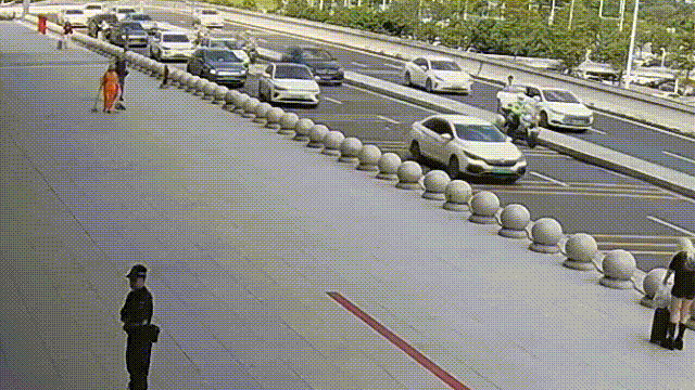 24岁儿子生命垂危,母亲急着回去却赶不上高铁报警求助,民警护送开道顺利坐上返程车 24岁儿子生命垂危,母亲急着回去却赶不上高铁报警求助,民警护送开道顺利坐上返程车