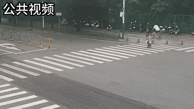 5名少年挤一辆电动自行车!暑期未结束,家长管好孩子 5名少年挤一辆电动自行车!暑期未结束,家长管好孩子