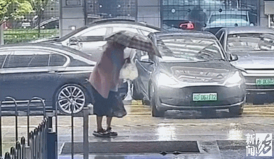 雨天出行要小心！沪一女子因这个动作，差点损失2万块…