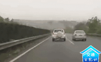 追逐竞驶、互相别车，拘！