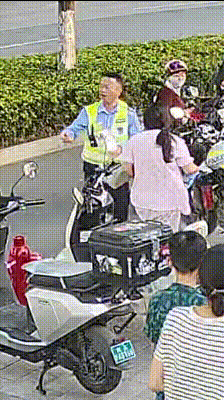合肥街头紧急救援，交警不断通过扩音器喊话“前方车辆，靠边靠边！”