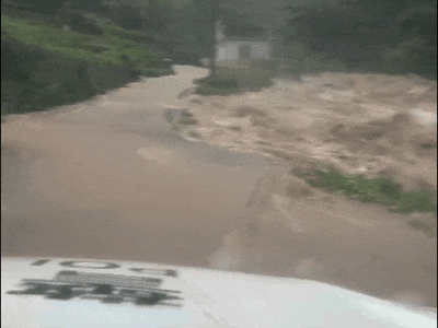 2名游客被困！暴雨后突发山洪，夜间极限营救