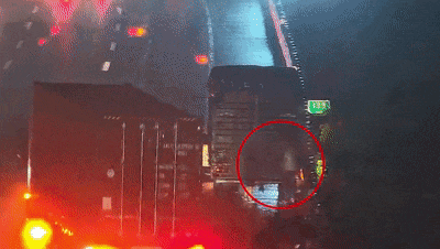 “快撤离!快!”交警刚吼完,货车就撞了上来...... “快撤离!快!”交警刚吼完,货车就撞了上来......