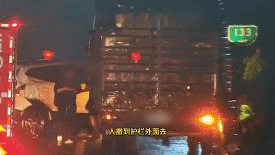 “快撤离!快!”交警刚吼完,货车就撞了上来...... “快撤离!快!”交警刚吼完,货车就撞了上来......