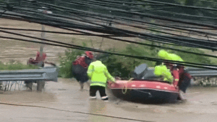 水位一度没过脖颈,夫妻俩洪水中苦撑两小时,关键时刻他们破浪而来! 水位一度没过脖颈,夫妻俩洪水中苦撑两小时,关键时刻他们破浪而来!