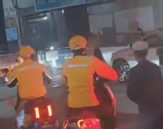 网友:“他不仅保护了人民,还保护了外卖” 网友:“他不仅保护了人民,还保护了外卖”