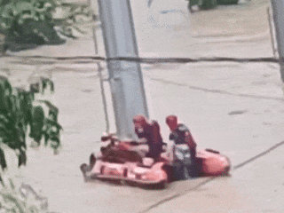 水位一度没过脖颈,夫妻俩洪水中苦撑两小时,关键时刻他们破浪而来! 水位一度没过脖颈,夫妻俩洪水中苦撑两小时,关键时刻他们破浪而来!