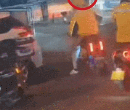 网友:“他不仅保护了人民,还保护了外卖” 网友:“他不仅保护了人民,还保护了外卖”