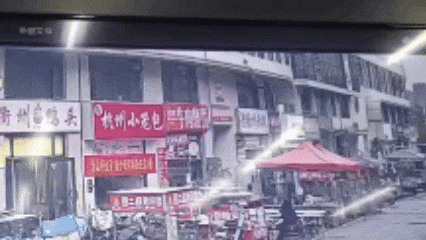 安徽一2岁女童6米高处坠楼，路过男子徒手托举暖心施救