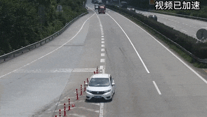 高速上倒车？这波操作太危险！