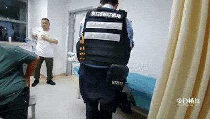 “把孩子交给我”,镇江特警太帅了 “把孩子交给我”,镇江特警太帅了