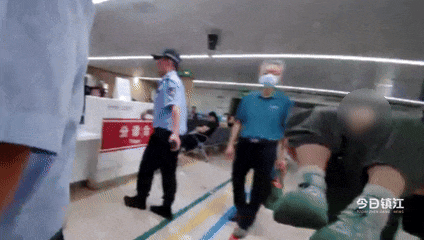 “把孩子交给我”,镇江特警太帅了 “把孩子交给我”,镇江特警太帅了