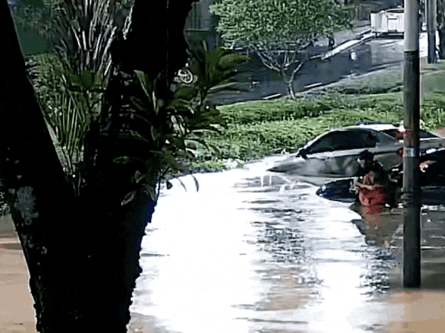 凌晨突发暴雨!深圳数辆车被水围困,“水位不断上涨”,他们冲上去了…… 凌晨突发暴雨!深圳数辆车被水围困,“水位不断上涨”,他们冲上去了……