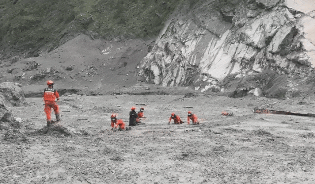 吉隆口岸泥石流痕迹目测高达60米左右，有20层楼高，60多名搜救人员徒步爬山10多个小时到达，目前已把4万平方的区域搜寻了两遍