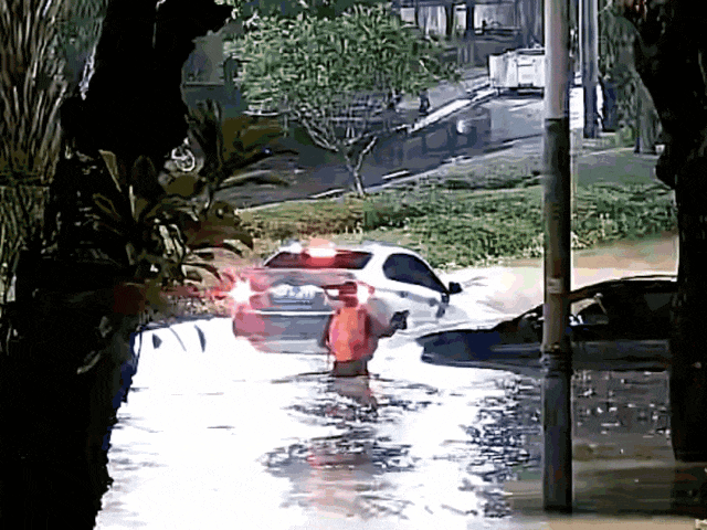 凌晨突发暴雨!深圳有车辆被困,有人无法逃生!“休假不休岗”,他们冲上去了…… 凌晨突发暴雨!深圳有车辆被困,有人无法逃生!“休假不休岗”,他们冲上去了……