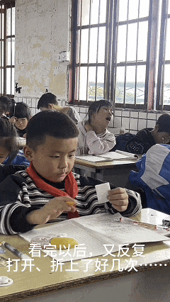 被反复打开又折上的纸条里面，藏着她满满的爱……