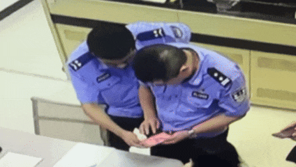 购物后“手机失控”的她，急急忙忙冲进派出所......