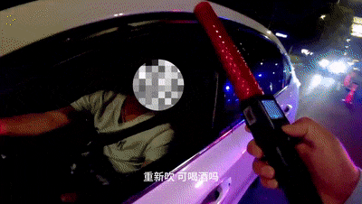 交警:可喝酒吗?男子:喝了一瓶… 交警:可喝酒吗?男子:喝了一瓶…