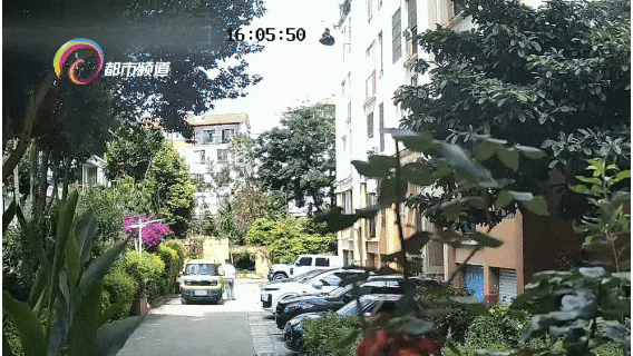 太缺德!为图省事,一对夫妻从5楼直接将大扫除垃圾杂物从高空抛下,砸中楼下越野车 太缺德!为图省事,一对夫妻从5楼直接将大扫除垃圾杂物从高空抛下,砸中楼下越野车