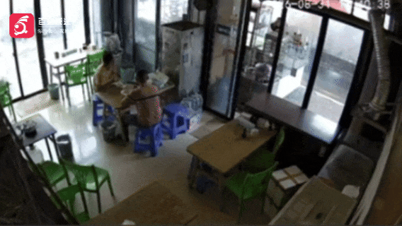 广东潮州一货车失控撞塌早餐店，两名顾客从废墟中爬出逃过一劫，监控拍下惊险瞬间