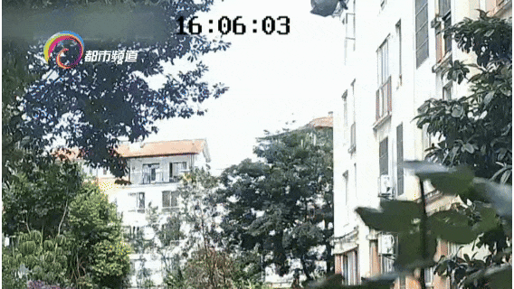 太缺德!为图省事,一对夫妻从5楼直接将大扫除垃圾杂物从高空抛下,砸中楼下越野车 太缺德!为图省事,一对夫妻从5楼直接将大扫除垃圾杂物从高空抛下,砸中楼下越野车