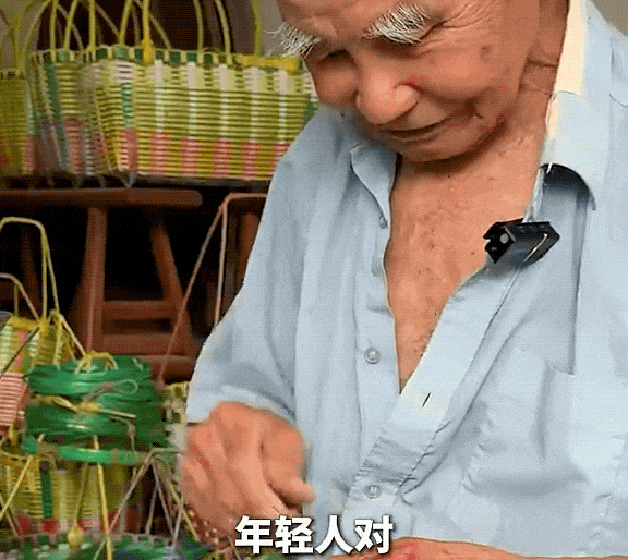 90岁老人编兜篮只卖6元无人问津,年轻人“爆改”后卖60元供不应求 90岁老人编兜篮只卖6元无人问津,年轻人“爆改”后卖60元供不应求