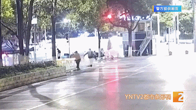 凌晨,一对夫妻从昆明市中心多条街道盗走16段隔离栏,摆在地铁口旁,竟是为了… 凌晨,一对夫妻从昆明市中心多条街道盗走16段隔离栏,摆在地铁口旁,竟是为了…