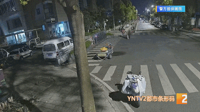 凌晨,一对夫妻从昆明市中心多条街道盗走16段隔离栏,摆在地铁口旁,竟是为了… 凌晨,一对夫妻从昆明市中心多条街道盗走16段隔离栏,摆在地铁口旁,竟是为了…
