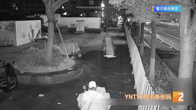 凌晨,一对夫妻从昆明市中心多条街道盗走16段隔离栏,摆在地铁口旁,竟是为了… 凌晨,一对夫妻从昆明市中心多条街道盗走16段隔离栏,摆在地铁口旁,竟是为了…