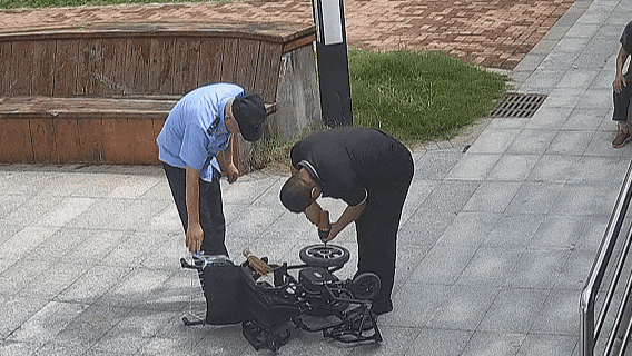 74岁老人走进派出所,从袋子里掏出一个车轮…… 74岁老人走进派出所,从袋子里掏出一个车轮……