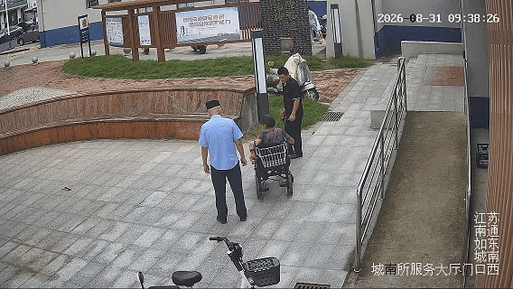 74岁老人走进派出所,从袋子里掏出一个车轮…… 74岁老人走进派出所,从袋子里掏出一个车轮……