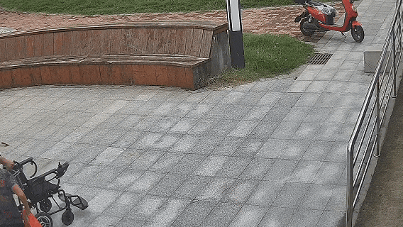 老人走进派出所,从蓝色袋子里掏出了一个车轮…… 老人走进派出所,从蓝色袋子里掏出了一个车轮……