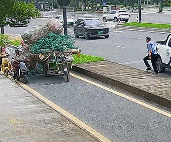 杭州城管杨歌斐火了,因为他上班时“收废品”:“你的车子装不下了,装我们车上吧!” 杭州城管杨歌斐火了,因为他上班时“收废品”:“你的车子装不下了,装我们车上吧!”