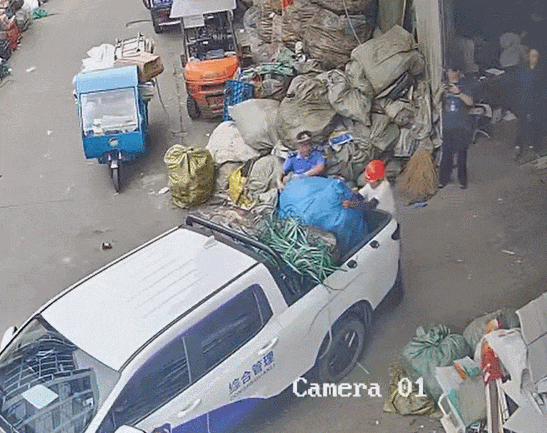 杭州城管杨歌斐火了,因为他上班时“收废品”:“你的车子装不下了,装我们车上吧!” 杭州城管杨歌斐火了,因为他上班时“收废品”:“你的车子装不下了,装我们车上吧!”