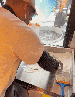 杭州一小摊火了,天天有人排队!老板和顾客都“不说话”,买完就走… 杭州一小摊火了,天天有人排队!老板和顾客都“不说话”,买完就走…