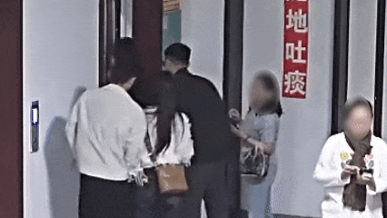 一眼锁定!民警吃饭“偶遇”网逃,当场“打包”带走 一眼锁定!民警吃饭“偶遇”网逃,当场“打包”带走