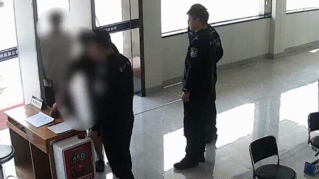 “我是逃犯？”男子接到电话来派出所求证，民警一查：真是逃犯！
