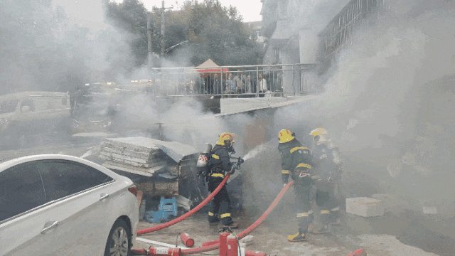 居民楼旁违建棚子起火,火势快速蔓延…… 居民楼旁违建棚子起火,火势快速蔓延……