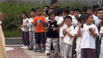 “草丛里发现好多钱!”两名“小孩哥”立功了! “草丛里发现好多钱!”两名“小孩哥”立功了!